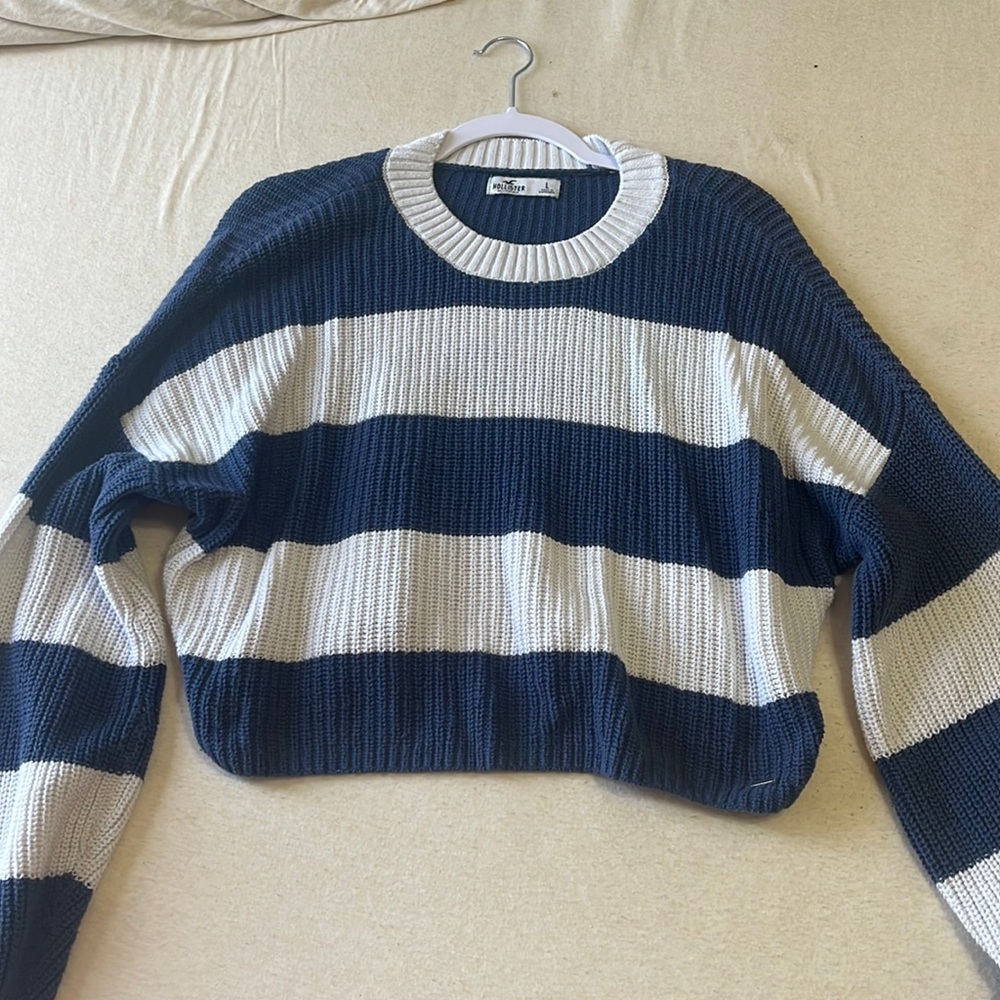 Slightly cropped sweater, in excellent condition. Size large